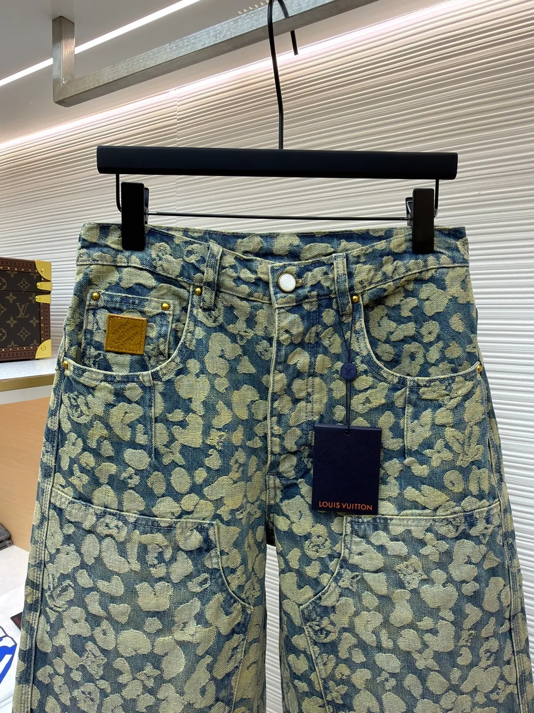 LOUIS VUITTON letter jacquard pearl buckle work denim trousers ●Original version: Purchased and developed by 14099 ●Item number: 1682239-B85 ●Material: denim fabric ●Technology: jacquard production ●Version: fitted version ●Weight: about 905 grams ●Size: 28-30-32-34-36 ●Description: These printed jeans are made of 12-ounce heavyweight denim. They are treated with enzyme washing and stone grinding. The fabric is soft and retains a crisp texture, while forming a natural distressed texture. The camouflage printing on the trousers adopts digital direct injection technology, and the ink penetrates into the yarn. The pattern color is firm, layered and not easy to crack and fall off. The shape is a loose straight cut, using three-dimensional cutting technology to fit ergonomics, and the crotch is reinforced with classic horsetail technology to improve wearing comfort and durability. The waistband is equipped with custom-made metal buttons and I-buckles, which have been treated with anti-oxidation plating and have a thick texture. The edges of the pockets are made of double-lane stitching, with fine and even stitching. The side seams and inseam are all hemmed, and every stitching is tightly stitched. The exquisite trousers-making craftsmanship and quality control are demonstrated in every detail. The overall wiring is straight and delicate, the fabric is comfortable and soft, and the color is consistent without color difference. It can be matched with the same style to create a fashionable look and control various occasions. Customized accessories, complete with three standards, same style for men and women!